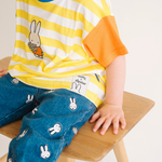 Enfant portant le t-shirt rayé à col rond pour enfant Miffy de la marque Bloom