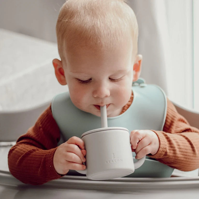 Tazza in silicone con manici e cannuccia