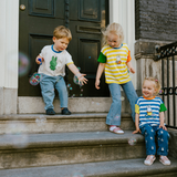 Enfant portant le t-shirt rayé à col rond pour enfant Miffy de la marque Bloom