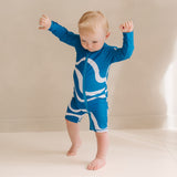 Swimster cavalca l'onda