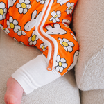 Bébé porté dans le ZIPSTER x Miffy Daisy Days en bambou
