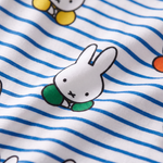 Primo piano sul morbido tessuto di bambù del ZIPSTER x Miffy Peek-a-Boo Blue in bambù Pagliaccetto