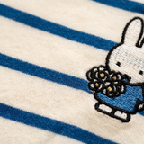 Ontwerpdetail van het nijntje gestreepte borstvoedings-T-shirt met verborgen borstvoedingsritsen