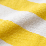 Gros plan sur le tissu en bambou tout doux du t-shirt rayé à col ras-du-cou pour enfant « Miffy in Bloom »