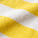 Gros plan sur le tissu en bambou tout doux du t-shirt rayé à col ras-du-cou pour enfant « Miffy in Bloom »